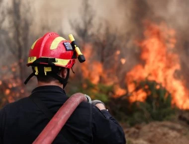 Φωτιά στα Ίσθμια Κορινθίας - Απειλούνται σπίτια